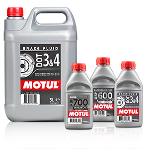 Cuatro depósitos de líquido de frenos Motul de color gris con tapones y etiquetas rojas.
